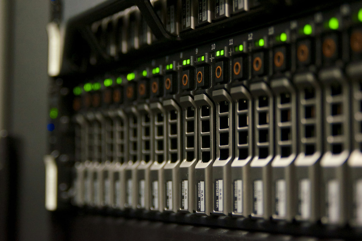 Rack de servidores com luzes de atividade piscando